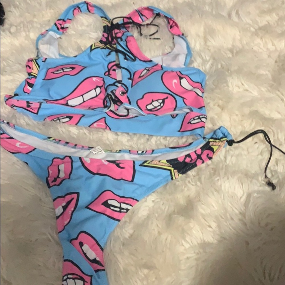 Small 2 piece bikini 🌺